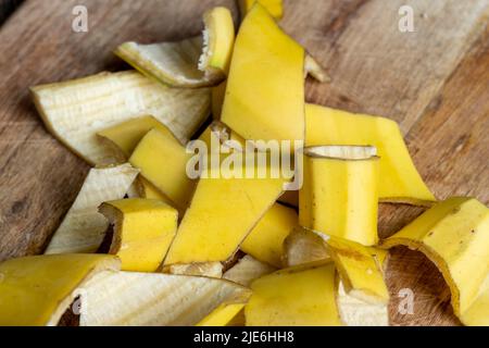 Die gelbe Schale, die nach den Bananen auf dem Brett zurückgelassen wurde, die leere Schale der Bananen, nachdem sie gereinigt wurden, das ist Müll Stockfoto