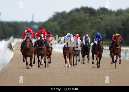 Vulcan von Hector Crouch (links) gewinnt JenningsBet Handicap am dritten Tag des Northumberland Plate Festivals auf der Rennbahn von Newcastle. Bilddatum: Samstag, 25. Juni 2022. Stockfoto