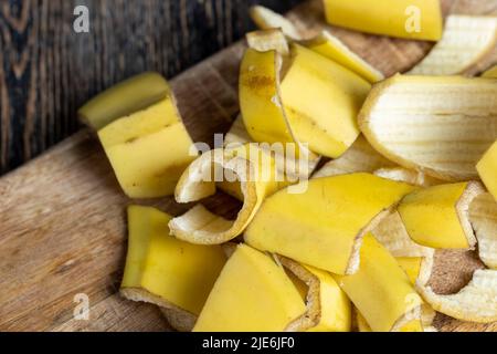 Die gelbe Schale, die nach den Bananen auf dem Brett zurückgelassen wurde, die leere Schale der Bananen, nachdem sie gereinigt wurden, das ist Müll Stockfoto