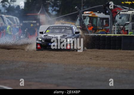 Croft, England, 25. Juni 2022. Adam Morgan fährt mit Ciceley Motorsport einen BMW 330e M Sport für Car Gods und besucht die Kiesfalle während der Qualifikation für die Kwik Fit British Touring Car Championship. Quelle: Colin Edwards/Alamy Live News Stockfoto