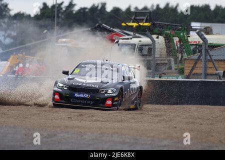 Croft, England, 25. Juni 2022. Adam Morgan fährt mit Ciceley Motorsport einen BMW 330e M Sport für Car Gods und besucht die Kiesfalle während der Qualifikation für die Kwik Fit British Touring Car Championship. Quelle: Colin Edwards/Alamy Live News Stockfoto