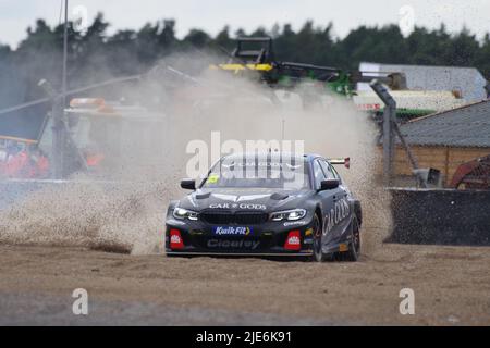 Croft, England, 25. Juni 2022. Adam Morgan fährt mit Ciceley Motorsport einen BMW 330e M Sport für Car Gods und besucht die Kiesfalle während der Qualifikation für die Kwik Fit British Touring Car Championship. Quelle: Colin Edwards/Alamy Live News Stockfoto