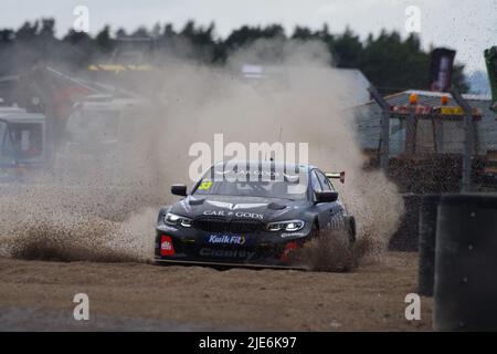 Croft, England, 25. Juni 2022. Adam Morgan fährt mit Ciceley Motorsport einen BMW 330e M Sport für Car Gods und besucht die Kiesfalle während der Qualifikation für die Kwik Fit British Touring Car Championship. Quelle: Colin Edwards/Alamy Live News Stockfoto