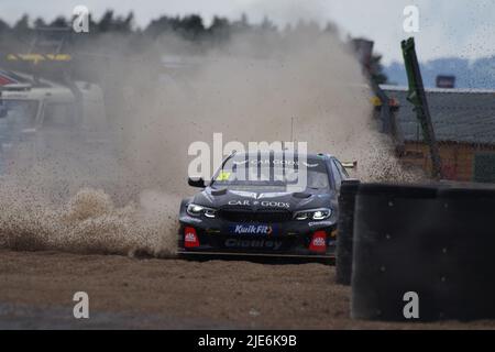 Croft, England, 25. Juni 2022. Adam Morgan fährt mit Ciceley Motorsport einen BMW 330e M Sport für Car Gods und besucht die Kiesfalle während der Qualifikation für die Kwik Fit British Touring Car Championship. Quelle: Colin Edwards/Alamy Live News Stockfoto