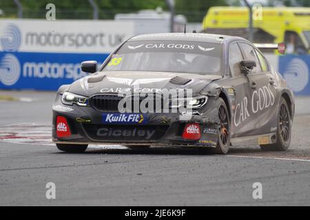 Croft, England, 25. Juni 2022. Adam Morgan fährt mit Ciceley Motorsport einen BMW 330e M Sport für Car Gods mit Schäden, nachdem er während der Qualifikation zur Kwik Fit British Touring Car Championship in der Kiesfalle war. Quelle: Colin Edwards/Alamy Live News Stockfoto