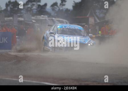 Croft, England, 25. Juni 2022. Dexter Patterson fährt einen Infiniti für Q50 Laser Tools Racing beim Qualifying in der Kwik Fit British Touring Car Championship durch die Kiesfalle. Quelle: Colin Edwards/Alamy Live News. Stockfoto