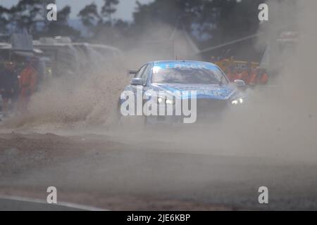 Croft, England, 25. Juni 2022. Dexter Patterson fährt einen Infiniti für Q50 Laser Tools Racing beim Qualifying in der Kwik Fit British Touring Car Championship durch die Kiesfalle. Quelle: Colin Edwards/Alamy Live News. Stockfoto