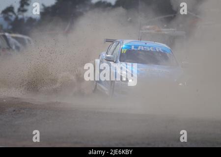 Croft, England, 25. Juni 2022. Dexter Patterson fährt einen Infiniti für Q50 Laser Tools Racing beim Qualifying in der Kwik Fit British Touring Car Championship durch die Kiesfalle. Quelle: Colin Edwards/Alamy Live News. Stockfoto