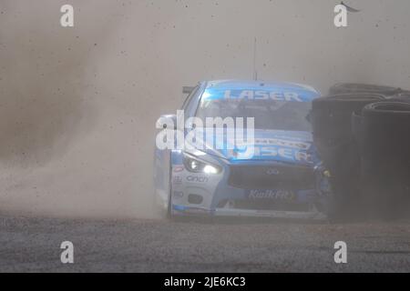 Croft, England, 25. Juni 2022. Dexter Patterson fährt einen Infiniti für Q50 Laser Tools Racing beim Qualifying in der Kwik Fit British Touring Car Championship durch die Kiesfalle. Quelle: Colin Edwards/Alamy Live News. Stockfoto