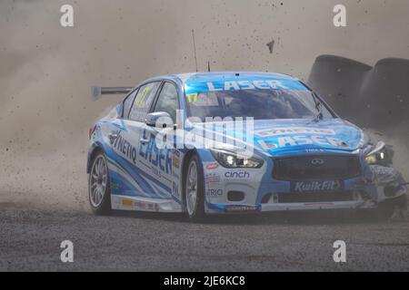 Croft, England, 25. Juni 2022. Dexter Patterson fährt einen Infiniti für Q50 Laser Tools Racing beim Qualifying in der Kwik Fit British Touring Car Championship durch die Kiesfalle. Quelle: Colin Edwards/Alamy Live News. Stockfoto