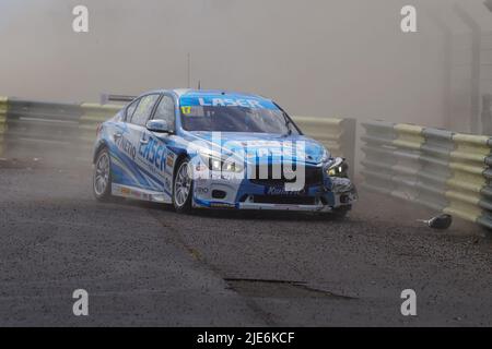 Croft, England, 25. Juni 2022. Dexter Patterson fährt einen Infiniti für Q50 Laser Tools Racing, der während des Qualifyings in der Kwik Fit British Touring Car Championship durch eine Kiesfalle stürzt. Quelle: Colin Edwards/Alamy Live News. Stockfoto