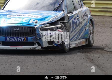 Croft, England, 25. Juni 2022. Dexter Patterson fährt einen beschädigten Infiniti für Q50 Laser Tools Racing, nachdem er während des Qualifyings in der Kwik Fit British Touring Car Championship abgestürzt war. Quelle: Colin Edwards/Alamy Live News Stockfoto