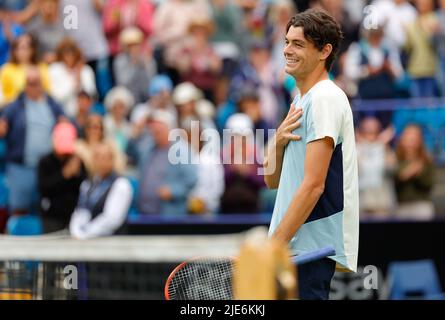 Devonshire Park, Eastbourne, Großbritannien. 25.. Juni 2022. Eastbourne International Lawn Tennis Tournament Finals; Taylor Fritz (USA) feiert seinen Sieg, nachdem er Maxime Cressy (USA) im Finale der Herren-Einzelspiele besiegt hatte.Credit: Action Plus Sports/Alamy Live News Stockfoto