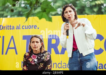 Piacenza, Italia, 31. Mai 2022. Katia Tarasconi (neuer Major, links) und Elly Schlein (rechts) während einer Veranstaltung zur Bürgermeisterwahl. Stockfoto