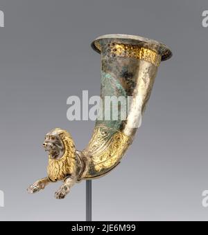 Kunstvoll verzierter Löwenrhyton aus Silber, vergoldet und mit Carnets intariert, um 100BC. Der Wein, der oben in den Auslauf gegossen wurde, ging durch das Gefäß und aus dem Ganzen zwischen den Beinen des Löwen. Stockfoto