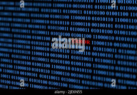 Word Bug rot auf dem Hintergrund Binärcode blau Zahlen auf schwarz. Stockfoto