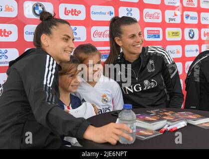 Die belgische Torhüterin Nicky Evrard und die belgische Laura De Neve posieren mit Fans und Anhängern während eines Fantages der belgischen Nationalmannschaft der Frauen, den Red Flames, am Samstag, den 25. Juni 2022 in Tubize. Die Red Flames bereiten sich auf die bevorstehende Europameisterschaft der Frauen 2022 in England vor. BELGA FOTO DAVID CATRY Stockfoto