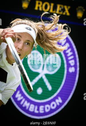 Die Belgierin Elise Mertens, aufgenommen während einer Trainingseinheit vor dem Wimbledon Grand Slam Tennisturnier 2022 im All England Tennis Club, im Südwesten Londons, Großbritannien, Samstag, 25. Juni 2022. BELGA FOTO BENOIT DOPPAGNE Stockfoto