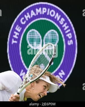 Die Belgierin Elise Mertens, aufgenommen während einer Trainingseinheit vor dem Wimbledon Grand Slam Tennisturnier 2022 im All England Tennis Club, im Südwesten Londons, Großbritannien, Samstag, 25. Juni 2022. BELGA FOTO BENOIT DOPPAGNE Stockfoto