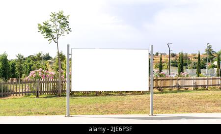 Leere quadratische Zeichen mockup in der städtischen Umgebung auf der Straße, leerer Raum, um Ihr Geschäft Zeichen oder Logo anzuzeigen. Modell auf weißem Hintergrund für den d Stockfoto