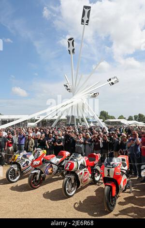 Goodwood, West Sussex, Großbritannien 25.. Juni 2022. Eine riesige Menschenmenge versammelt sich vor dem Goodwood House, um Wayne Rainey auf dem Balkon des Hauses zu hören. Die Motorräder, die von Wayne Rainey, Kevin Schwantz, Kenny Roberts und Mick Doohan fahren, werden beim Goodwood Festival of Speed – ‘The Innovators – Masterminds of Motorsports’, in Goodwood, West Sussex, Großbritannien, gezeigt. © Malcolm Greig/Alamy Live News Stockfoto