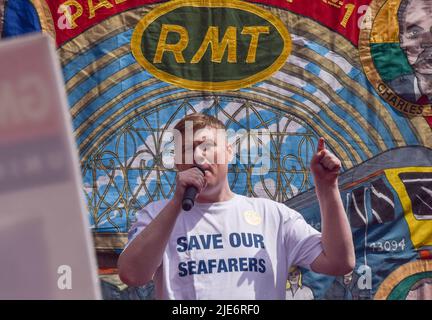 London, Großbritannien. 25.. Juni 2022. Eddie Dempsey, Senior Assistant General Secretary der Gewerkschaft RMT, spricht während der Kundgebung. Hunderte von Eisenbahnarbeitern und verschiedenen Gewerkschaften veranstalteten am dritten Tag des landesweiten Eisenbahnstreiks eine Kundgebung vor dem Bahnhof King's Cross. Kredit: Vuk Valcic/Alamy Live Nachrichten Stockfoto