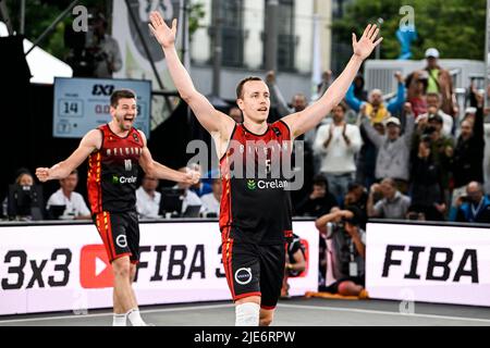 Der Belgier Nick Celis feiert am Samstag, dem 25. Juni 2022, in Antwerpen ein 3x3-Basketballspiel zwischen Belgien und Polen im Viertelfinale der Männer bei der FIBA 2022-Weltmeisterschaft. Die FIBA 3x3 Basket World Cup 2022 findet vom 21. Bis 26. Juni in Antwerpen statt. BELGA FOTO TOM GOYVAERTS Stockfoto