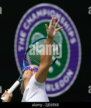 Die Belgierin Kirsten Flipkens, aufgenommen während einer Trainingseinheit vor dem Wimbledon Grand Slam Tennisturnier 2022 im All England Tennis Club, im Südwesten Londons, Großbritannien, Samstag, 25. Juni 2022. BELGA FOTO BENOIT DOPPAGNE Stockfoto