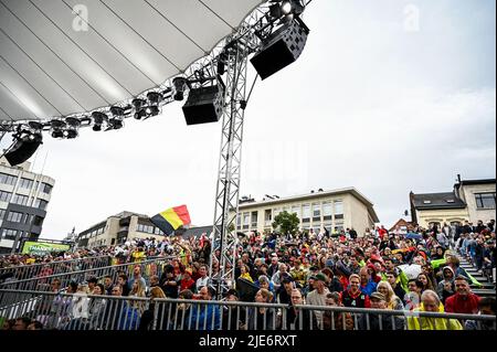 Belgische Fans und Unterstützer, die während eines 3x3-Basketballspiels zwischen Belgien und Polen im Viertelfinale der Männer bei der Weltmeisterschaft 2022 der FIBA am Samstag, dem 25. Juni 2022 in Antwerpen abgebildet wurden. Die FIBA 3x3 Basket World Cup 2022 findet vom 21. Bis 26. Juni in Antwerpen statt. BELGA FOTO TOM GOYVAERTS Stockfoto