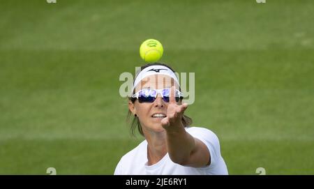 Die Belgierin Kirsten Flipkens, aufgenommen während einer Trainingseinheit vor dem Wimbledon Grand Slam Tennisturnier 2022 im All England Tennis Club, im Südwesten Londons, Großbritannien, Samstag, 25. Juni 2022. BELGA FOTO BENOIT DOPPAGNE Stockfoto