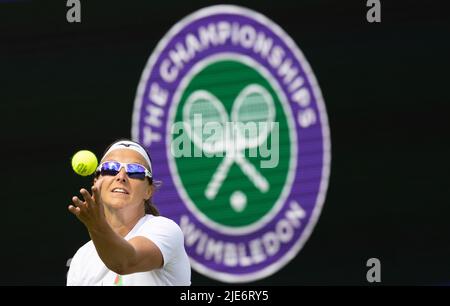 Die Belgierin Kirsten Flipkens, aufgenommen während einer Trainingseinheit vor dem Wimbledon Grand Slam Tennisturnier 2022 im All England Tennis Club, im Südwesten Londons, Großbritannien, Samstag, 25. Juni 2022. BELGA FOTO BENOIT DOPPAGNE Stockfoto