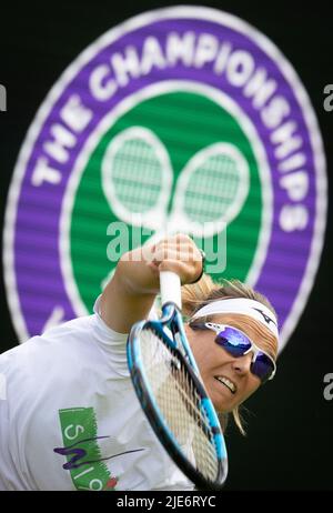 Die Belgierin Kirsten Flipkens, aufgenommen während einer Trainingseinheit vor dem Wimbledon Grand Slam Tennisturnier 2022 im All England Tennis Club, im Südwesten Londons, Großbritannien, Samstag, 25. Juni 2022. BELGA FOTO BENOIT DOPPAGNE Stockfoto