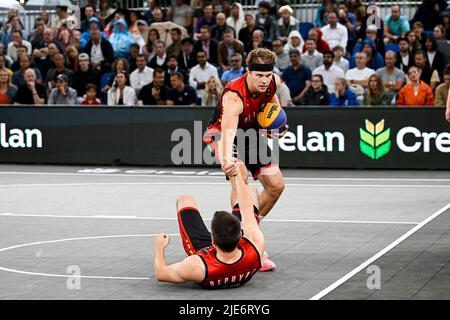 Der Belgier Maxime Depuydt und der Belgier Thibaut Vervoort, aufgenommen während eines 3x3-Basketballspiels zwischen Belgien und Polen, im Viertelfinale der Männer bei der WM 2022 der FIBA, am Samstag, 25. Juni 2022, in Antwerpen. Die FIBA 3x3 Basket World Cup 2022 findet vom 21. Bis 26. Juni in Antwerpen statt. BELGA FOTO TOM GOYVAERTS Stockfoto