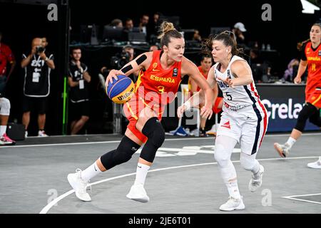 Die spanische Marta Canella und die französische Marie-Eve Paget wurden während eines 3x3-Basketballspiels zwischen Frankreich und Spanien in der Endrunde des Frauenquartals bei der FIBA 2022-Weltmeisterschaft am Samstag, den 25. Juni 2022 in Antwerpen in Aktion gezeigt. Die FIBA 3x3 Basket World Cup 2022 findet vom 21. Bis 26. Juni in Antwerpen statt. BELGA FOTO TOM GOYVAERTS Stockfoto