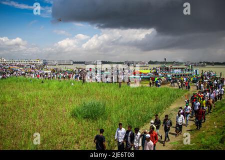 1 Millionen Padma Bridge-Liebhaber nahmen an der Einweihung der Padma Bridge für diejenigen Teil, die aus verschiedenen Bezirken von Bangladesch kamen. Stockfoto