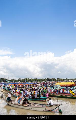 1 Millionen Padma Bridge-Liebhaber nahmen an der Einweihung der Padma Bridge für diejenigen Teil, die aus verschiedenen Bezirken von Bangladesch kamen. Stockfoto