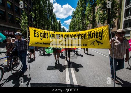 München, Bayern, Deutschland. 25.. Juni 2022. Sieben Jahre nach dem letzten Gipfel von Schloss Elmau G7 (Gruppe der Sieben) findet das jüngste Treffen statt, um Themen wie Erholung von der Coronavirus-Krise, fairer und freier Handel, Klimawandel, Geschlechtergleichstellung und Biodiversität zu diskutieren. Wie im Jahr 2015 wurde die Rate von 2022 von großen Protesten in Garmisch sowie in München, Deutschland, getroffen. Die Gesamtkosten für den deutschen Steuerzahler für den Gipfel liegen bei über 170 Millionen Euro, allein für die Polizei bei rund 140 Millionen Euro. (Bild: © Sachelle Babbar/ZUMA Press Wire) Stockfoto