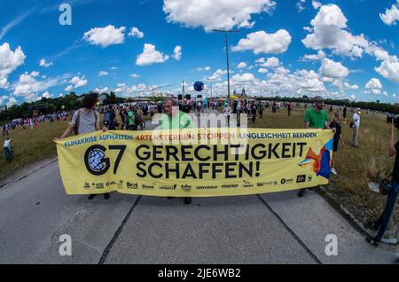 München, Bayern, Deutschland. 25.. Juni 2022. Sieben Jahre nach dem letzten Gipfel von Schloss Elmau G7 (Gruppe der Sieben) findet das jüngste Treffen statt, um Themen wie Erholung von der Coronavirus-Krise, fairer und freier Handel, Klimawandel, Geschlechtergleichstellung und Biodiversität zu diskutieren. Wie im Jahr 2015 wurde die Rate von 2022 von großen Protesten in Garmisch sowie in München, Deutschland, getroffen. Die Gesamtkosten für den deutschen Steuerzahler für den Gipfel liegen bei über 170 Millionen Euro, allein für die Polizei bei rund 140 Millionen Euro. (Bild: © Sachelle Babbar/ZUMA Press Wire) Stockfoto