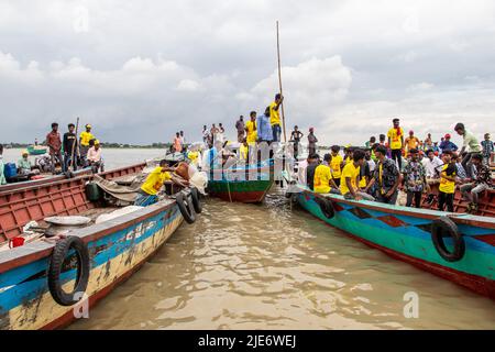 1 Millionen Padma Bridge-Liebhaber nahmen an der Einweihung der Padma Bridge für diejenigen Teil, die aus verschiedenen Bezirken von Bangladesch kamen. Stockfoto