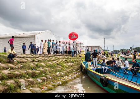 1 Millionen Padma Bridge-Liebhaber nahmen an der Einweihung der Padma Bridge für diejenigen Teil, die aus verschiedenen Bezirken von Bangladesch kamen. Stockfoto