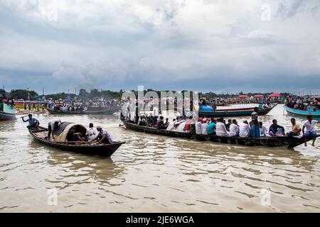 1 Millionen Padma Bridge-Liebhaber nahmen an der Einweihung der Padma Bridge für diejenigen Teil, die aus verschiedenen Bezirken von Bangladesch kamen. Stockfoto