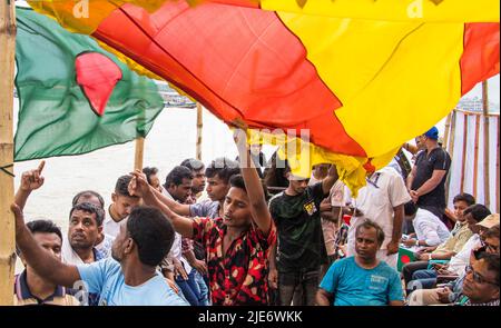 1 Millionen Padma Bridge-Liebhaber nahmen an der Einweihung der Padma Bridge für diejenigen Teil, die aus verschiedenen Bezirken von Bangladesch kamen. Stockfoto