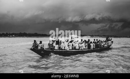 1 Millionen Padma Bridge-Liebhaber nahmen an der Einweihung der Padma Bridge für diejenigen Teil, die aus verschiedenen Bezirken von Bangladesch kamen. Stockfoto