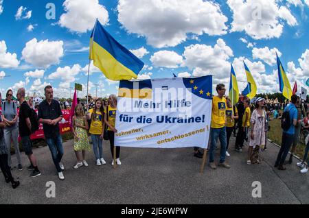 München, Bayern, Deutschland. 25.. Juni 2022. Ukrainer demonstrieren im Rahmen der Anti-G7-Demo in München, Deutschland, obwohl die überwiegende Mehrheit sogenannte Pazifisten und Putin-Fans sind. Die Ukrainer sagten, sie seien da, um einfach sichtbar zu sein und die Ukraine zu einem Thema unter Pazifisten zu machen, die oft für Putin sind. Sieben Jahre nach dem letzten Gipfel von Schloss Elmau G7 (Gruppe der Sieben) findet das jüngste Treffen statt, um Themen wie Erholung von der Coronavirus-Krise, fairer und freier Handel, Klimawandel, Geschlechtergleichstellung und Biodiversität zu diskutieren. Wie 2015 wurde die Rate von 2022 von großen Protesten in getroffen Stockfoto