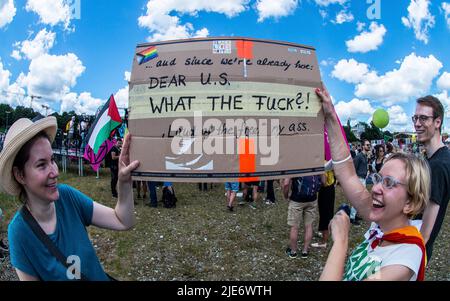 München, Bayern, Deutschland. 25.. Juni 2022. Sieben Jahre nach dem letzten Gipfel von Schloss Elmau G7 (Gruppe der Sieben) findet das jüngste Treffen statt, um Themen wie Erholung von der Coronavirus-Krise, fairer und freier Handel, Klimawandel, Geschlechtergleichstellung und Biodiversität zu diskutieren. Wie im Jahr 2015 wurde die Rate von 2022 von großen Protesten in Garmisch sowie in München, Deutschland, getroffen. Die Gesamtkosten für den deutschen Steuerzahler für den Gipfel liegen bei über 170 Millionen Euro, allein für die Polizei bei rund 140 Millionen Euro. (Bild: © Sachelle Babbar/ZUMA Press Wire) Stockfoto