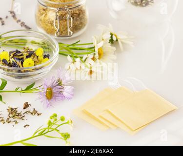 Hausgemachte Kräutertees aus wilden Pflanzen und Blumen. Startseite pflanzliche Apotheke Konzept. Viele verschiedene trockene pflanzliche Heilmittel Pflanzen. Natürliche Blumen und Stockfoto