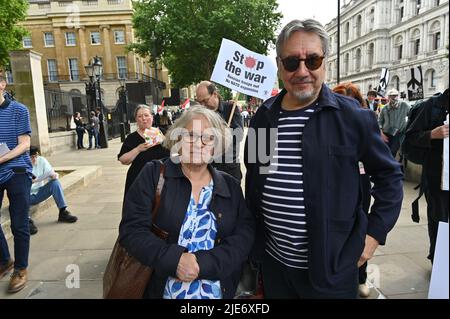 London, Großbritannien. 25.. Juni 2022. Sprecher Lindsey German von der Stop the war Coalition und John Rees beim Anti-NATO-Protest, Stoppt die Kriegskoalition gegen die NATO-Erweiterung und fordert russische Truppen zum Protest gegen einen Stellvertreterkrieg zwischen Russland und der NATO auf, und es ist das ukrainische Volk, das unter den Folgen leiden wird Ruf nach Frieden und Deeskalation in der Ukraine, gegenüber der Downing Street, London, Großbritannien. - 25. Juni 2022. Quelle: Siehe Li/Picture Capital/Alamy Live News Stockfoto