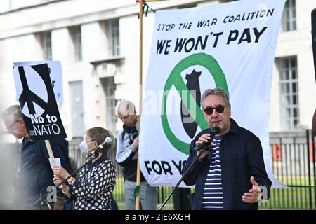 London, Großbritannien. 25.. Juni 2022. Der Sprecher John Rees ist ein politischer Aktivist von #Freeassange beim Anti-NATO-Protest, Stoppt die Kriegskoalition gegen die NATO-Erweiterung und fordert russische Truppen zum Protest gegen einen Stellvertreterkrieg zwischen Russland und der NATO auf, und es ist das ukrainische Volk, das unter den Folgen leiden wird Ruf nach Frieden und Deeskalation in der Ukraine, gegenüber der Downing Street, London, Großbritannien. - 25. Juni 2022. Quelle: Siehe Li/Picture Capital/Alamy Live News Stockfoto