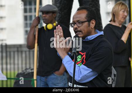 London, Großbritannien. 25.. Juni 2022. Eine sudanesische Rede gegen die Beteiligung der NATO am Sudan-Krieg spricht beim Anti-NATO-Protest gegenüber der Downing Street, London, Großbritannien. - 25. Juni 2022. Quelle: Siehe Li/Picture Capital/Alamy Live News Stockfoto