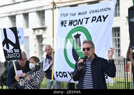 London, Großbritannien. 25.. Juni 2022. Der Sprecher John Rees ist ein politischer Aktivist von #Freeassange beim Anti-NATO-Protest, Stoppt die Kriegskoalition gegen die NATO-Erweiterung und fordert russische Truppen zum Protest gegen einen Stellvertreterkrieg zwischen Russland und der NATO auf, und es ist das ukrainische Volk, das unter den Folgen leiden wird Ruf nach Frieden und Deeskalation in der Ukraine, gegenüber der Downing Street, London, Großbritannien. - 25. Juni 2022. Quelle: Siehe Li/Picture Capital/Alamy Live News Stockfoto